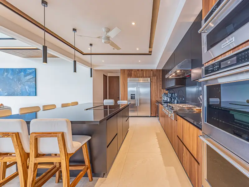 Fully equipped kitchen in timber and dark stone
