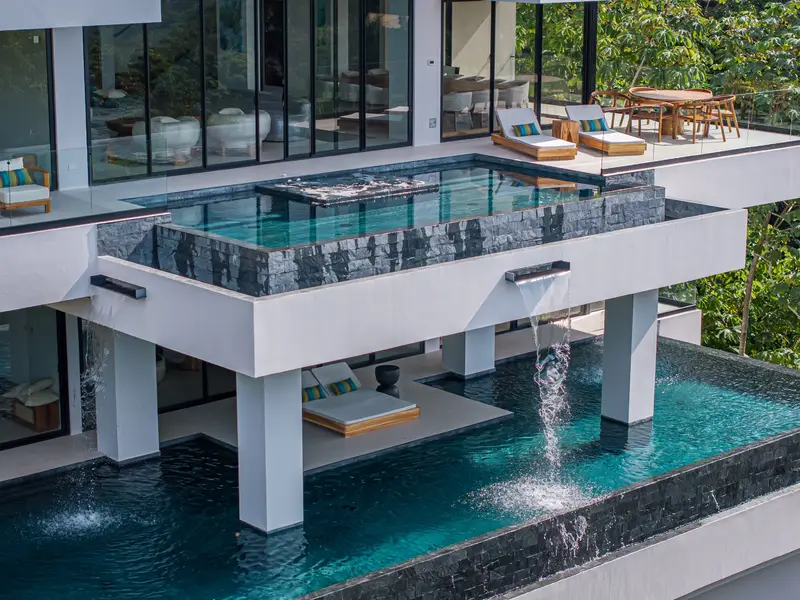 The cantilevered infinity pool with water spilling to the level below