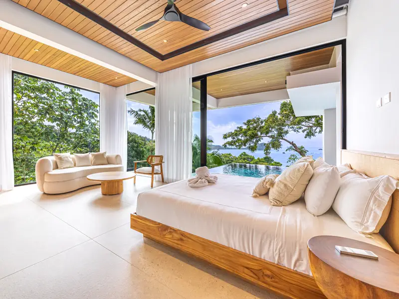 Suite with a daybed and uninterrupted Pacific view